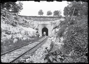 Fotografi sui binari al tunnel di Meramec Highlands da Unknown